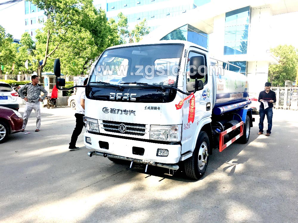 到湖北程力集團訂購灑水車，現(xiàn)貨供應隨時出發(fā)