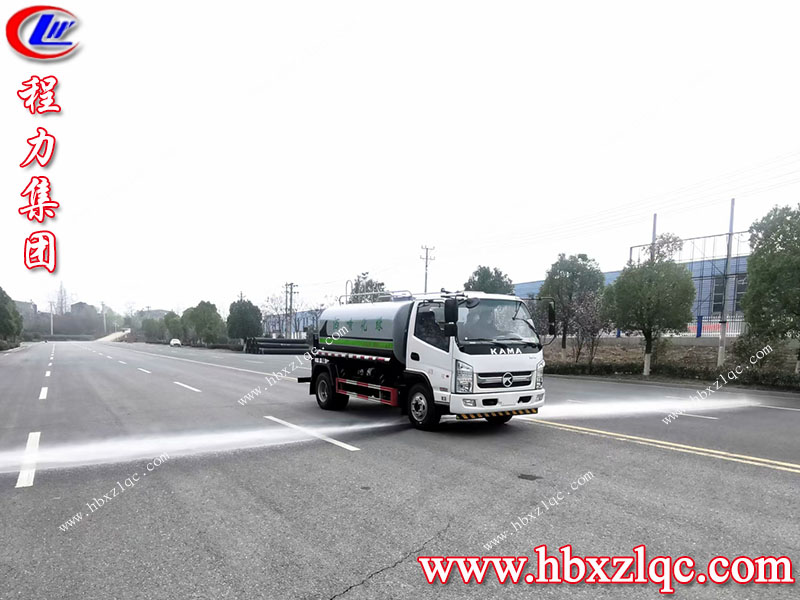 清明煙雨細(xì)——湖北程力凱馬6方灑水車風(fēng)雨不誤，在線試車。