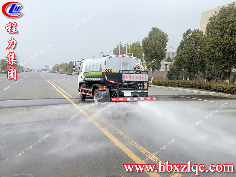 清明煙雨細——湖北程力凱馬6方灑水車風雨不誤，在線試車。