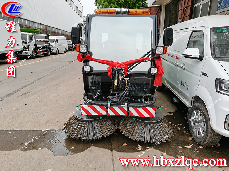 程力集團(tuán)多功能掃路機(jī)，潔凈道路，美化環(huán)境，從你我做起！