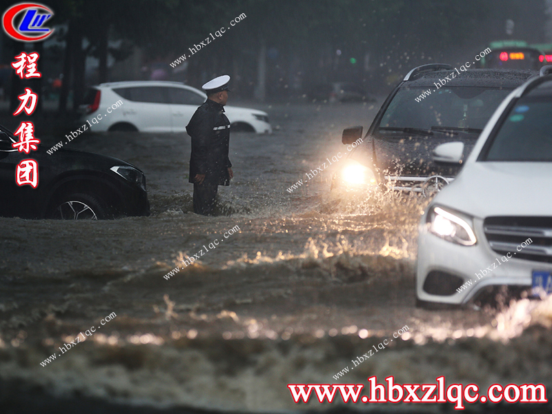 面對暴雨來臨，鄭州是一所溫暖的城市，困境中大家共同守望度難